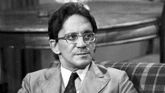 filomenaferret0's tweet photo. • Sérgio Cardoso (1925-1972)

Em 1972, faltando 18 capítulos para o fim da novela #OPrimeiroAmor, Sérgio Cardoso morreu aos 47 anos, vítima de um infarto. Ele era o protagonista e para seguir a novela, ele foi substituído por Leonardo Villar, que deu continuidade às gravações. https://t.co/40AlUdLB9M