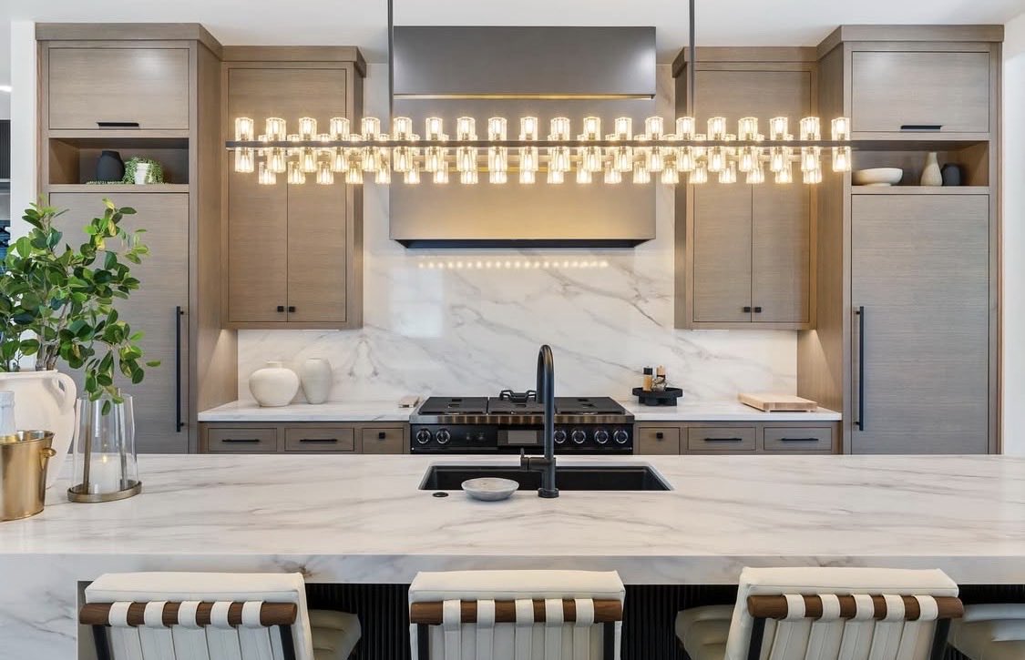DJKCustomHomes's tweet image. A refined balance of form and function—where bold design details, natural textures, and curated lighting transform each room into an experience.
•
•
Build/design: @DJKCustomHomes 

#dreamhome #decor #LivingRoom #luxury #elevated