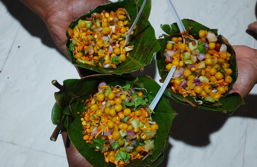 ପିସ୍ତା ବାଦାମ ପତ୍ରରେ ଠୁଙ୍ଗା
ସନ୍ଧ୍ୟାରେ ବାରମଜାର ମଜା