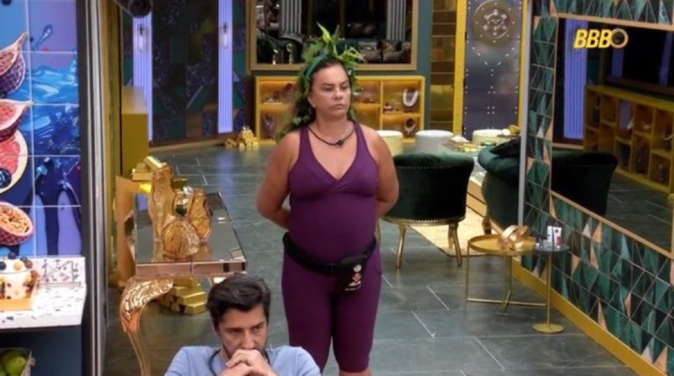 essa saga da solange atrás de um inimigo tá muito boa ela tá assim parada na cozinha analisando cada um