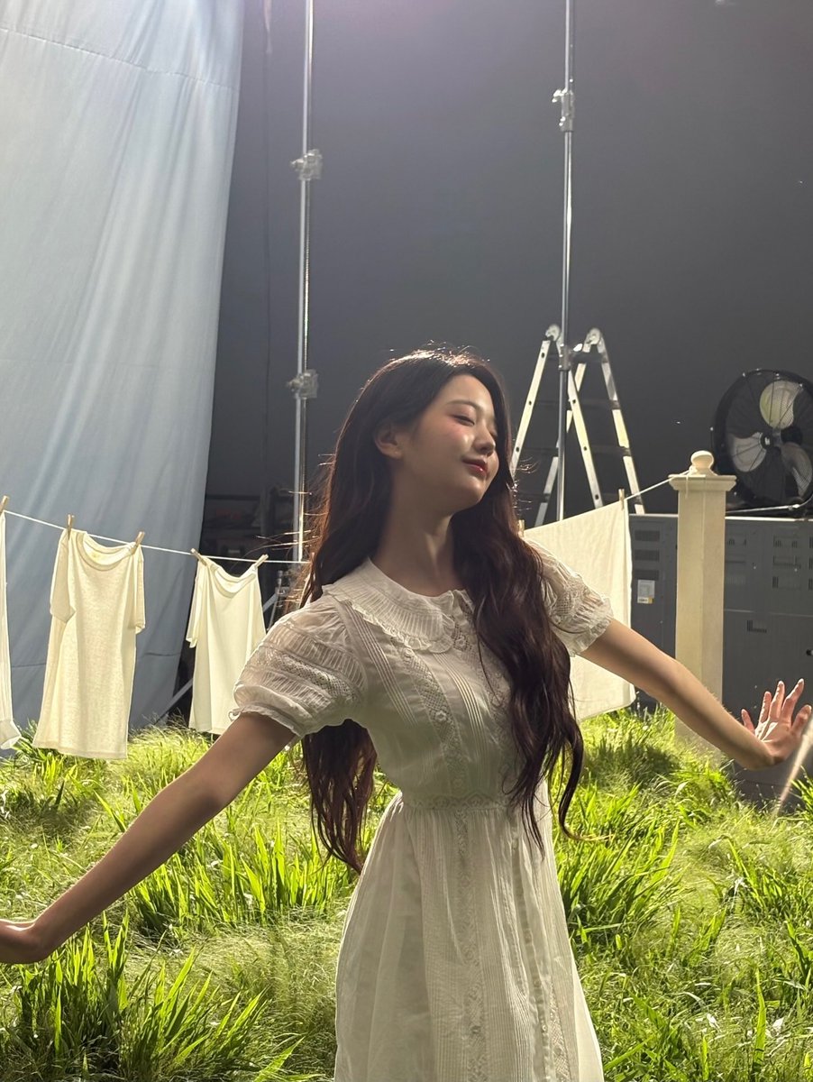 wonyoungite's tweet photo. Even in the bright glare of the studio, a fragrance lingers in your beautiful eyes— Transform your laundry day into an editorial moment. Which Downy scent is your signature? https://t.co/MNs50D5vEQ