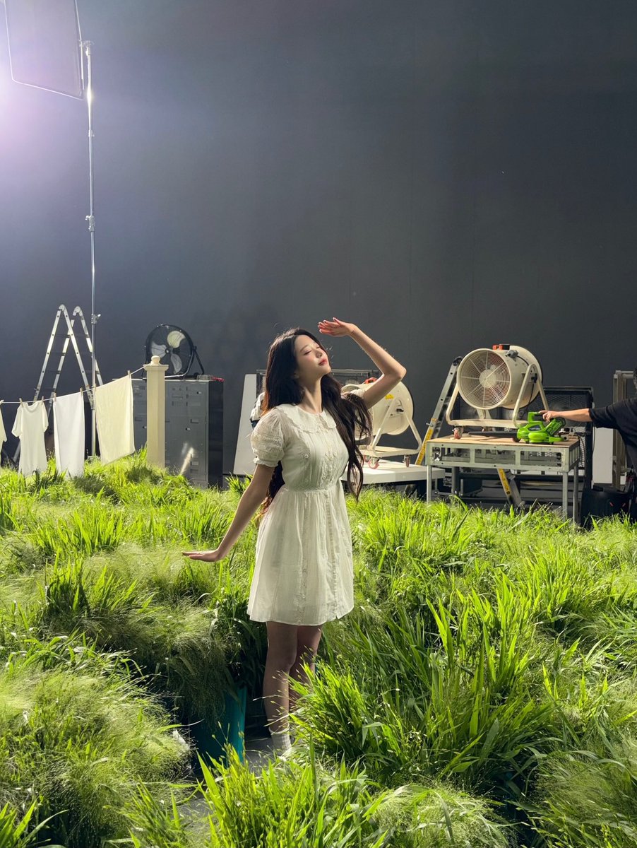 wonyoungite's tweet photo. Even in the bright glare of the studio, a fragrance lingers in your beautiful eyes— Transform your laundry day into an editorial moment. Which Downy scent is your signature? https://t.co/MNs50D5vEQ