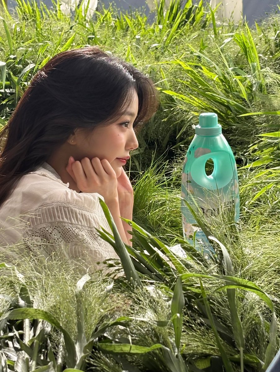 wonyoungite's tweet photo. Even in the bright glare of the studio, a fragrance lingers in your beautiful eyes— Transform your laundry day into an editorial moment. Which Downy scent is your signature? https://t.co/MNs50D5vEQ