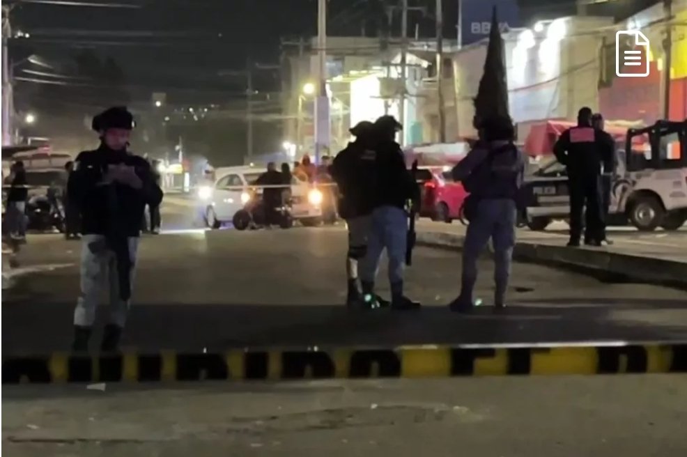 Domingo por la noche, matan a balazos a joven de 25 años tras salir a un bar en Ecatepec. Según los vecinos, el joven caminaba sobre la Av. Carlos Hank González, en la colonia Valle de Guadalupe, un grupo de sujetos lo interceptó y le dio 10 balazos.