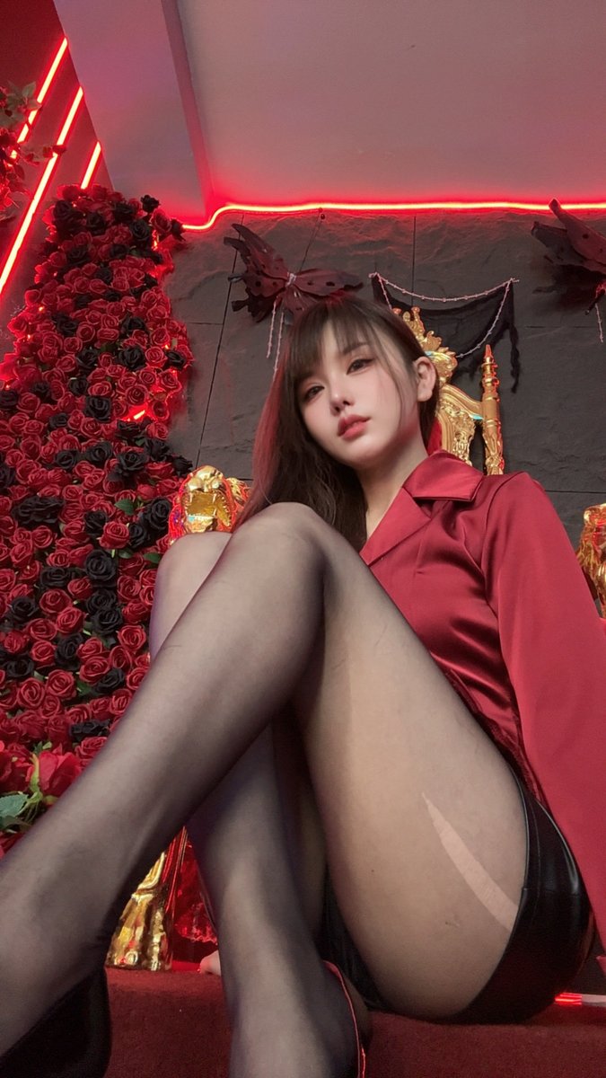 yichen520sss's tweet photo. 臣服我，取悦我。#调教 #女s #狗奴 #恋足 #重庆女王 #黑丝 https://t.co/FT4BN7sfKo