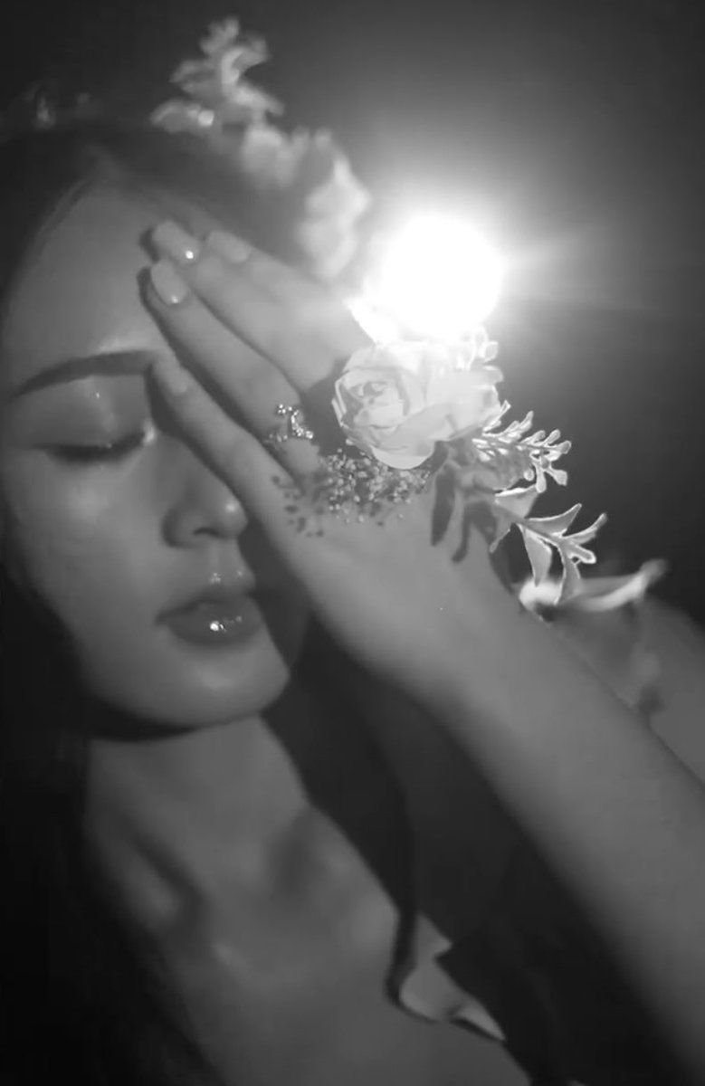 ksssfy's tweet photo. noo bc she’s actually unreal…. gorgeous, ethereal, and WHERE are the HD vids/pics 😩 https://t.co/IbE1PsYIcD