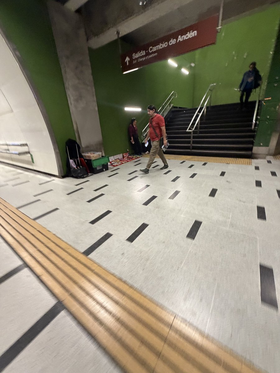 Rau10's tweet photo. @metrodesantiago donde está la seriedad de metro, junto con medidas de control para evitar comercio ilegal ?? Tanta parafernalia y miren el comercio ilegal instalado en línea 3 cal y canto anden dirección la Reina !! Una vergüenza y poca seriedad https://t.co/Pv2qWNKfaG