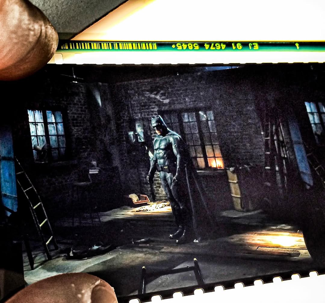 BatfleckBrasil's tweet photo. 📸 | Novo registro de Ben Affleck no set de “Batman vs. Superman: A Origem da Justiça”, divulgado pelo diretor Zack Snyder em seu perfil no Instagram. https://t.co/mvjCTqTv09