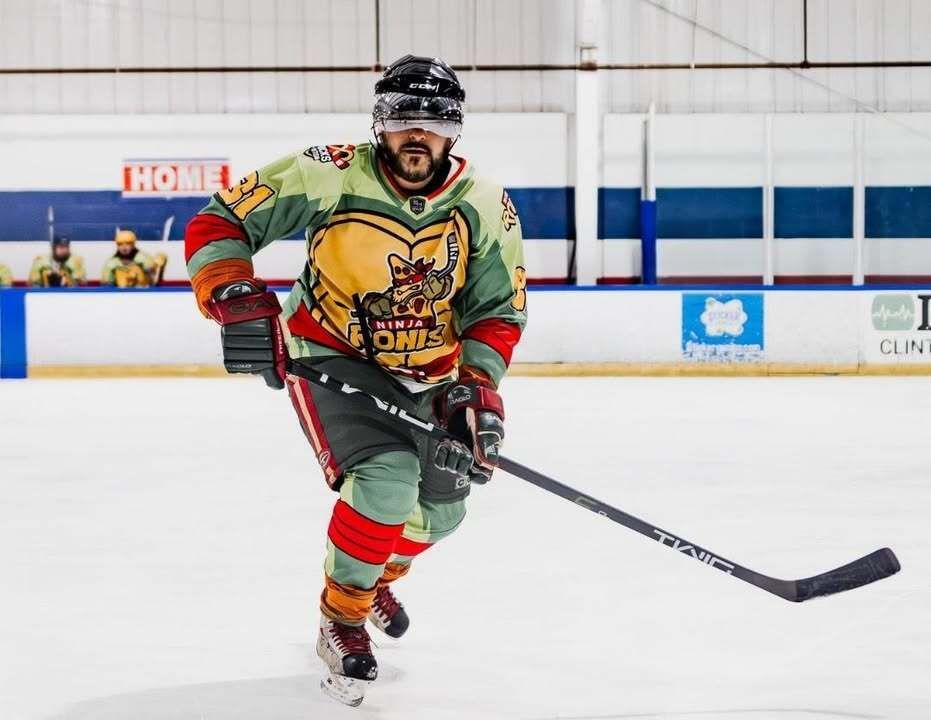 Oh.... yeah..... #GrabYourTwig #hockeyplayer #beerleaguehockey