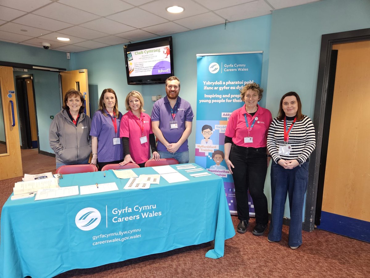 CareersWales's tweet photo. A huge thank you to all the teachers, pupils and employers making today’s #WhatNext event such a success👏

The workshops, talks, and networking have been invaluable. Let’s keep building brighter futures together 🌟

 #Chooseyourfuture #DewisEichDyfodol https://t.co/8XEiNE0W9q
