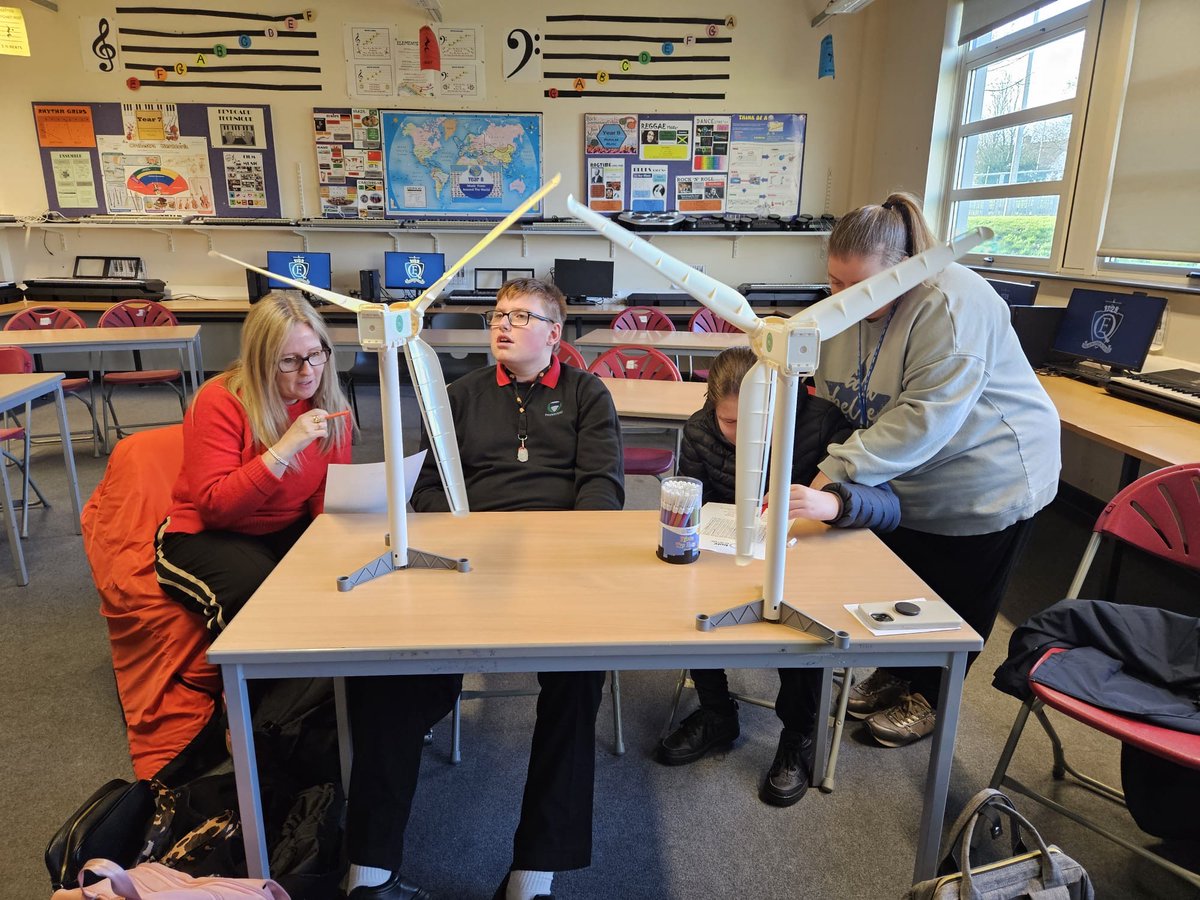 CareersWales's tweet photo. A huge thank you to all the teachers, pupils and employers making today’s #WhatNext event such a success👏

The workshops, talks, and networking have been invaluable. Let’s keep building brighter futures together 🌟

 #Chooseyourfuture #DewisEichDyfodol https://t.co/8XEiNE0W9q