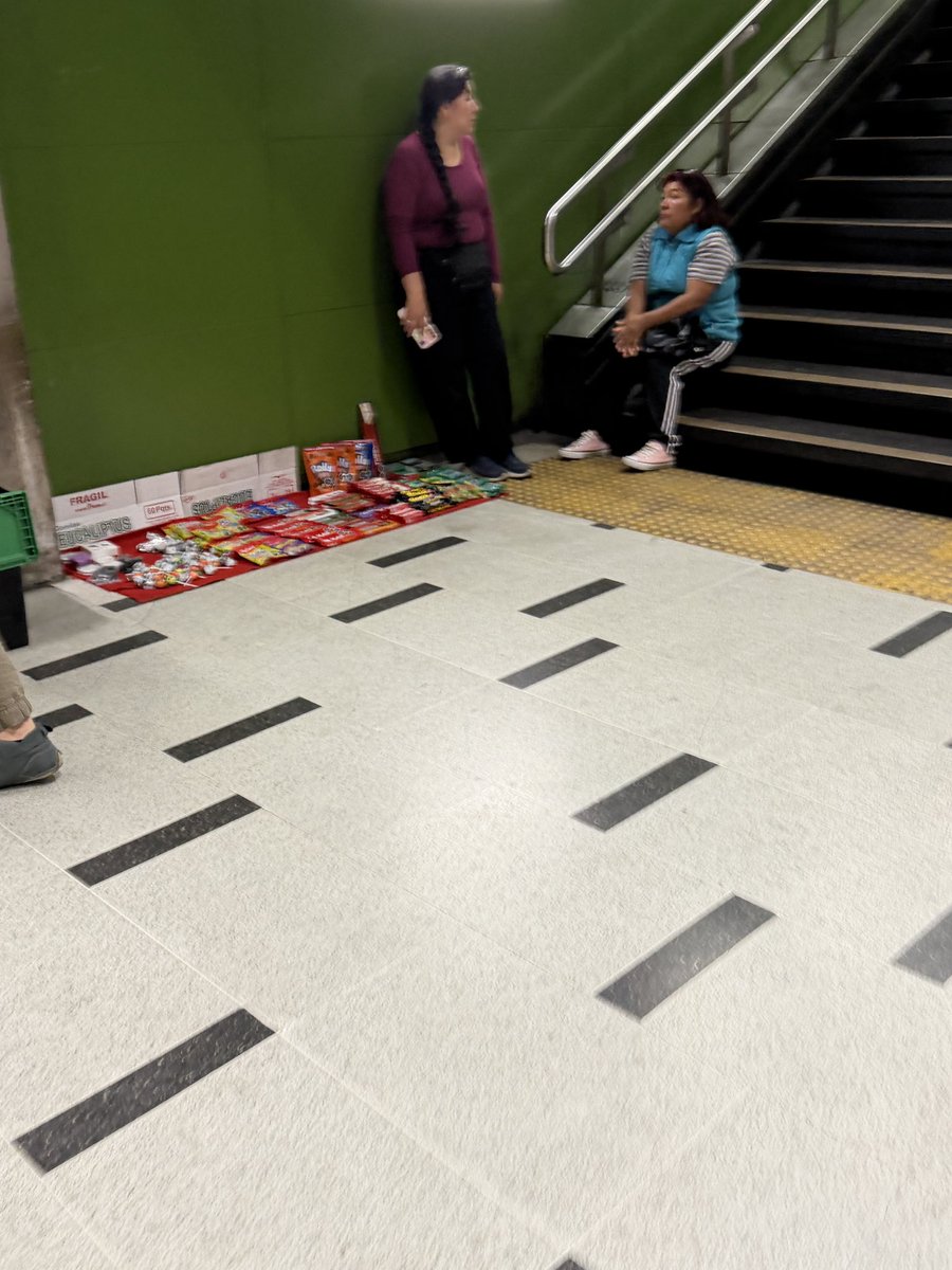 Rau10's tweet photo. @metrodesantiago @MTTChile @JuanCaMunozA @EFENos_ @VisaCL @MastercardCL Pónganse serios y eviten comercio ambulante desatado. Miren anden línea 3 dirección la reina. Tanto show con seudo medidas de seguridad solo para la tele por que en el día a día no pasa nada !! Cero mediar de control !! https://t.co/9mRkaEqkhP