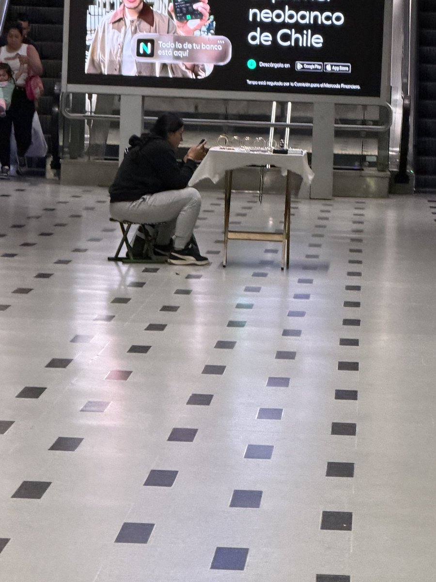 Rau10's tweet photo. @metrodesantiago @MTTChile @JuanCaMunozA @EFENos_ @VisaCL @MastercardCL Pónganse serios y eviten comercio ambulante desatado. Miren anden línea 3 dirección la reina. Tanto show con seudo medidas de seguridad solo para la tele por que en el día a día no pasa nada !! Cero mediar de control !! https://t.co/9mRkaEqkhP