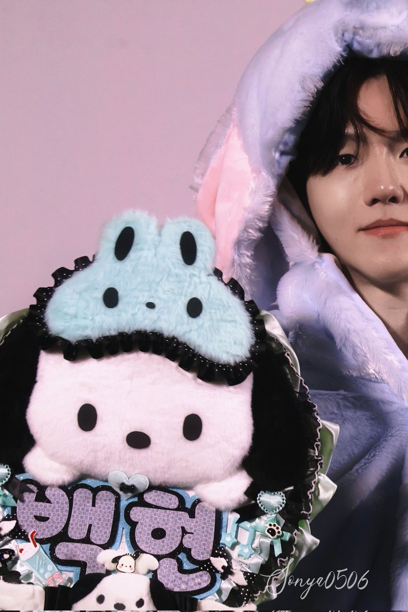 SyHyun0506's tweet photo. 20260125 Bangkok Fansign 🐶 and 🐶
#백현 #BAEKHYUN #ベッキョン #边伯贤 #伯贤 @B_hundred_Hyun #Reverie @B_hundred_Hyun @BAEKHYUN_INB100 https://t.co/3tXBXr6yYQ