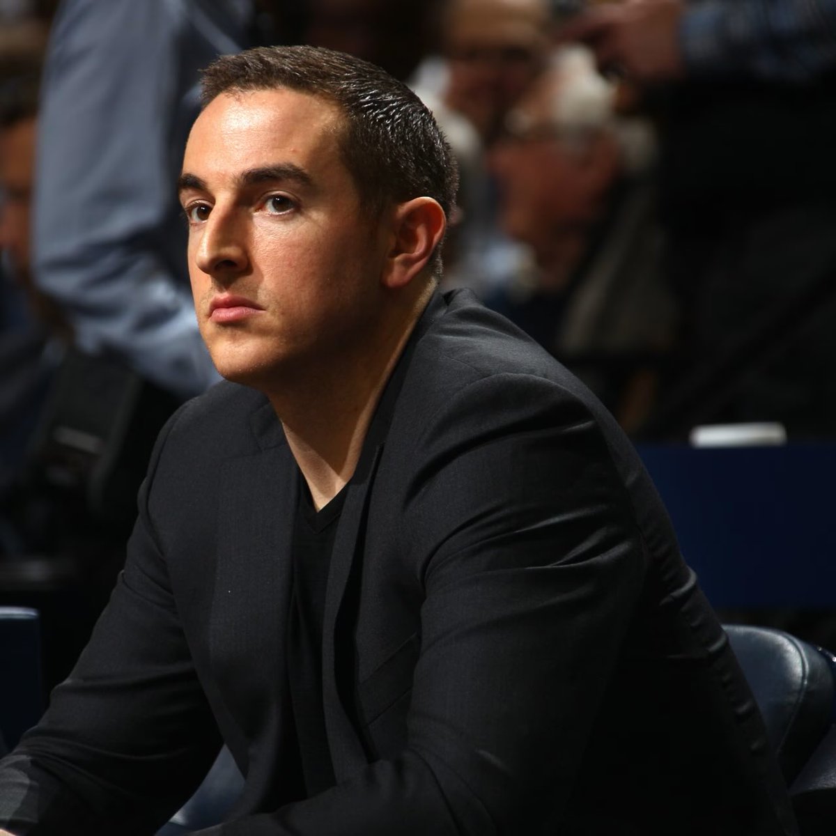 TheDunkCentral's tweet image. Grizzlies majority owner Robert Pera reportedly got furious and threatened to buy out the minority owners after a woman he met out didn’t believe he owned the team and thought Justin Timberlake did, per @PabloTorre 

(Via @LeBatardShow )