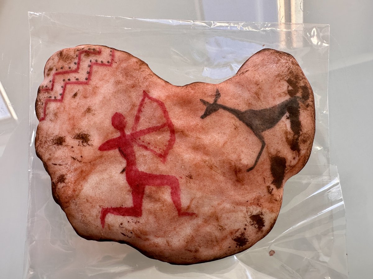 En el #DíaInternacionalCR, un fuerte abrazo a mis colegas de profesión; una profesión en permanente avance y evolución. Y gracias a <a href="/A_CR_E/">ACRE</a> por recordarnos que estamos en buena compañía. Y de regalo, una galleta rupestre!