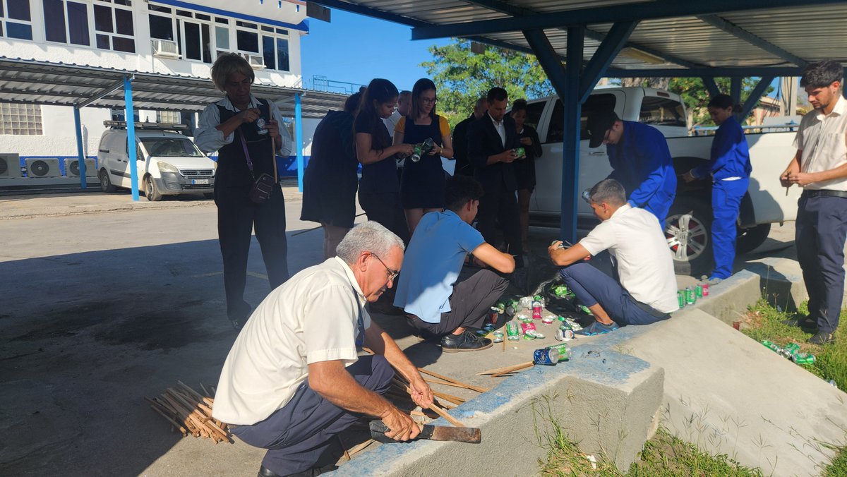 La confección de las Antorchas 🔥 es una tarea del Comité de Base de la UJC con ayuda de los administrativos, actividad que se realiza con entusiasmo.
Cada antorcha que realizan no es solo un objeto, sino la continuidad de las ideas de Martí y Fidel❤️‍🔥.
#MartiVive