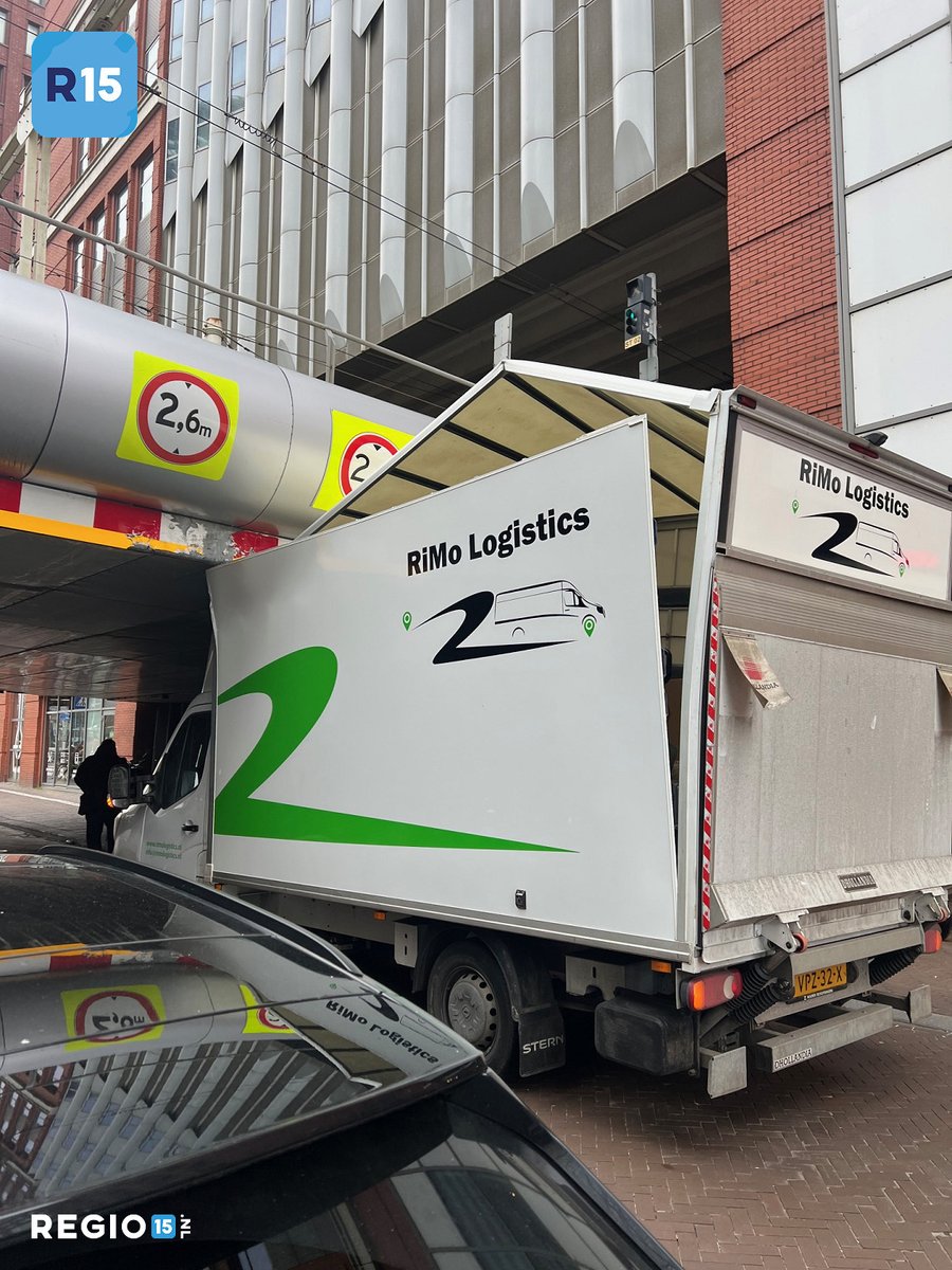 Ongeval met bakwagen bij tramviaduct op Zwarteweg Den Haag