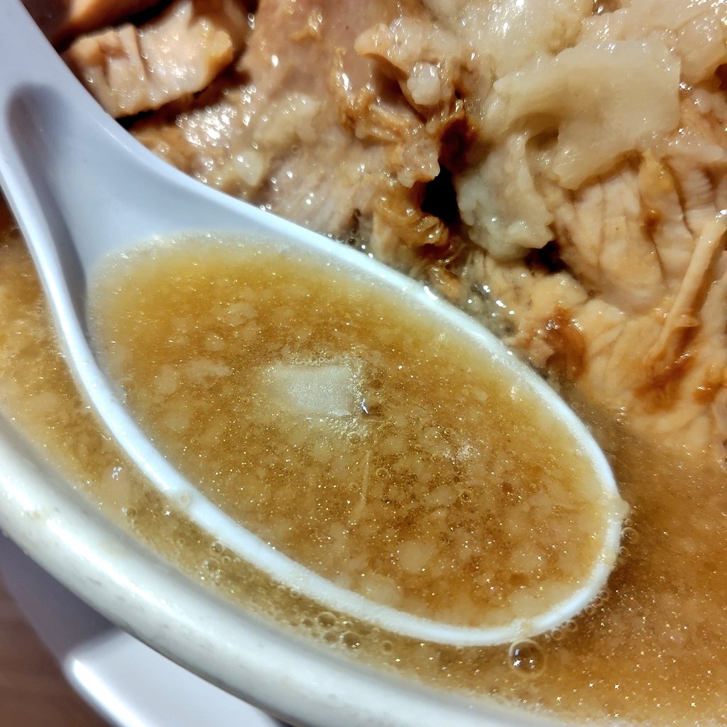 ymd_ramen's tweet photo. ラーメン豚の子 @神田

ラーメン 並 ¥900

無料トッピングは玉ねぎ、背脂
麺量220gで優しめ
甘めのスープにシャキシャキ玉ねぎ
PayPay使えるのも嬉しい
回転速いのに退店時外待ち5人で混んでました https://t.co/uY0XvUOw46