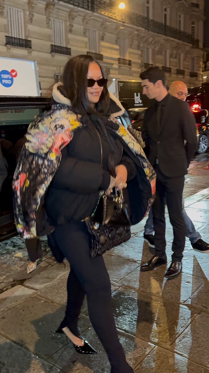 Galerie_Rihanna's tweet image. Rihanna in Paris tonight.