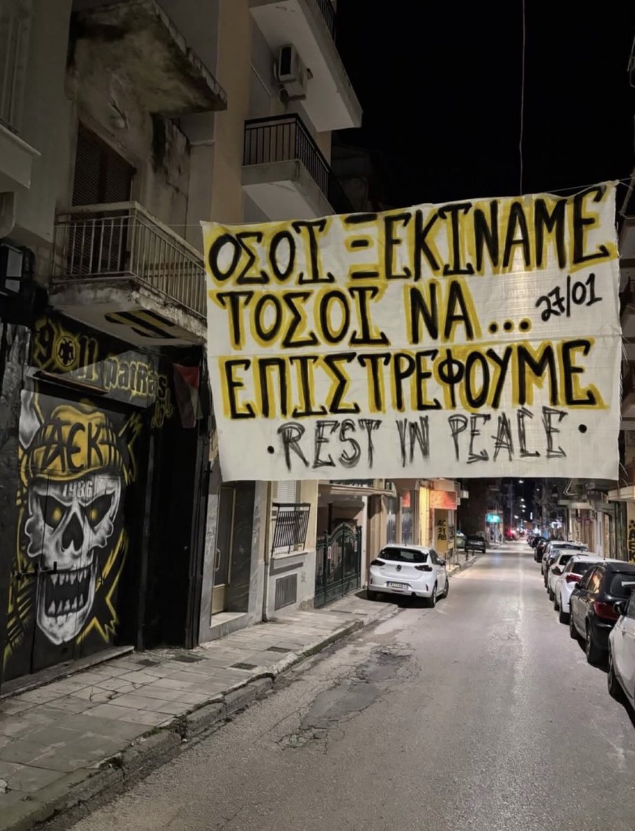 AEK_France's tweet photo. Les R21 rendent hommage au tragique accident des supporters du PAOK 🖤 https://t.co/f4U5F0P7Ea