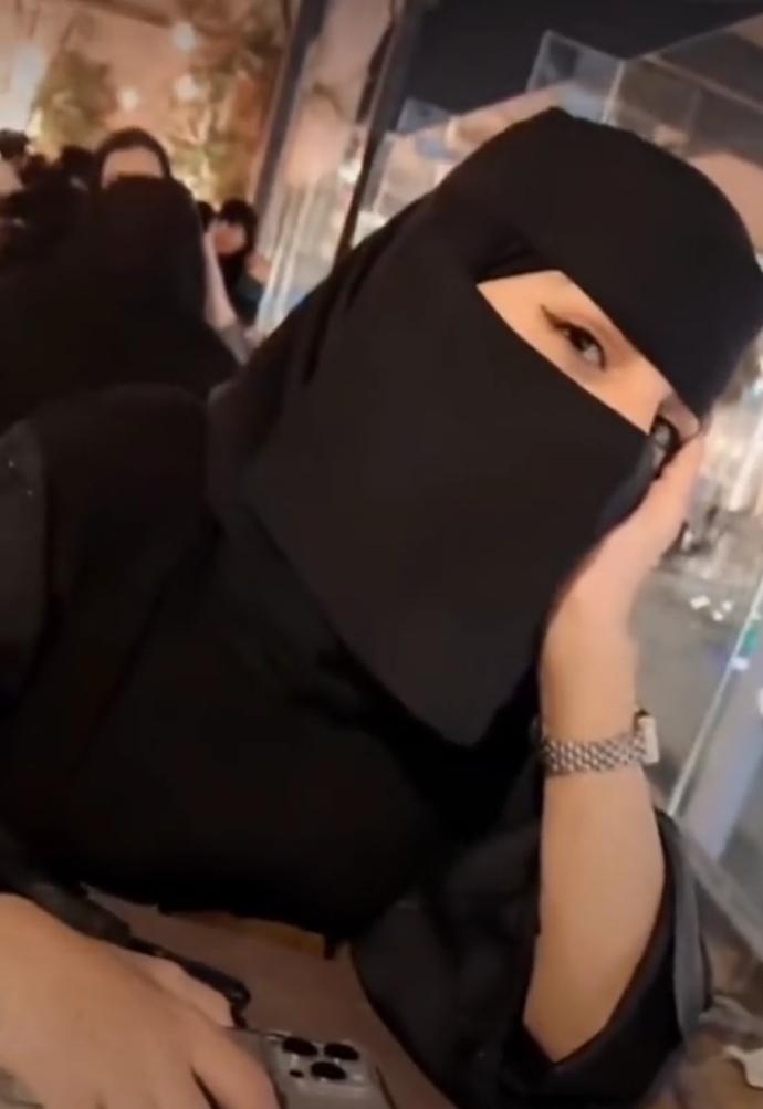 الجنسيه /سعوديه من الرياض 
نوع الزواج/ مسيار
العمر/ 28
الوزن/ 68
الطول/ 168
الوظيفه/  حكوميه 
اسكن شقه  ملك 
الحاله الاجتماعيه /مطلقه 
شروطها / زواج مسيار بدون انجاب 
موصفاتها
بيضاء جميله جدا جسم مخصر  
تبي رجل يخاف الله يسعدها وتسعده ويقدر الحياه الزوجين

لطلب التواصل ع الوتس