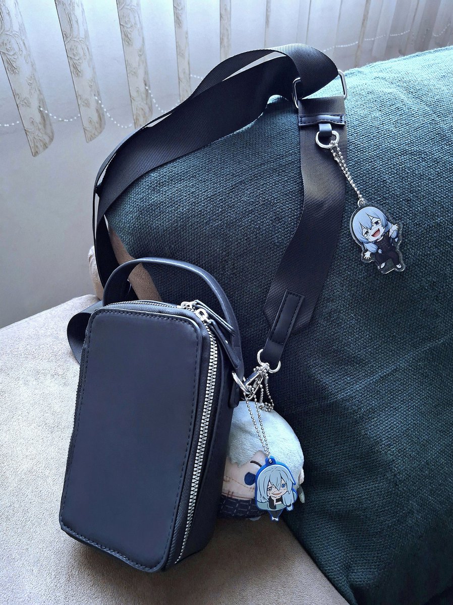 >plaza bench
>girl sitting near me doesn't stop staring, bombastic side eye-style
>when she stands up and walks away, I discreetly look back at her
>that girl was wearing a bag full of Nanami merch, while mine looked like THIS: