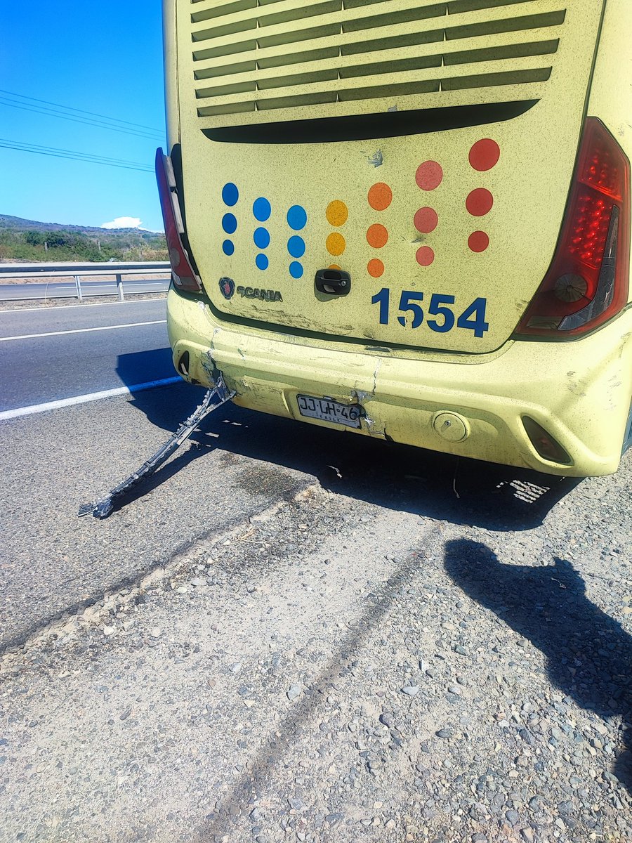 Crespafernandez's tweet photo. @Carabdechile @busesromaniltda  @Mega @biobio el bus con patente JJ-LH-46 dese la serena a Santiago viene en malas condiciones con dirección a Santiago viene chocado y sin aire acondicionado  niños y adultos mayores complicados https://t.co/y9IKaQQ8vN
