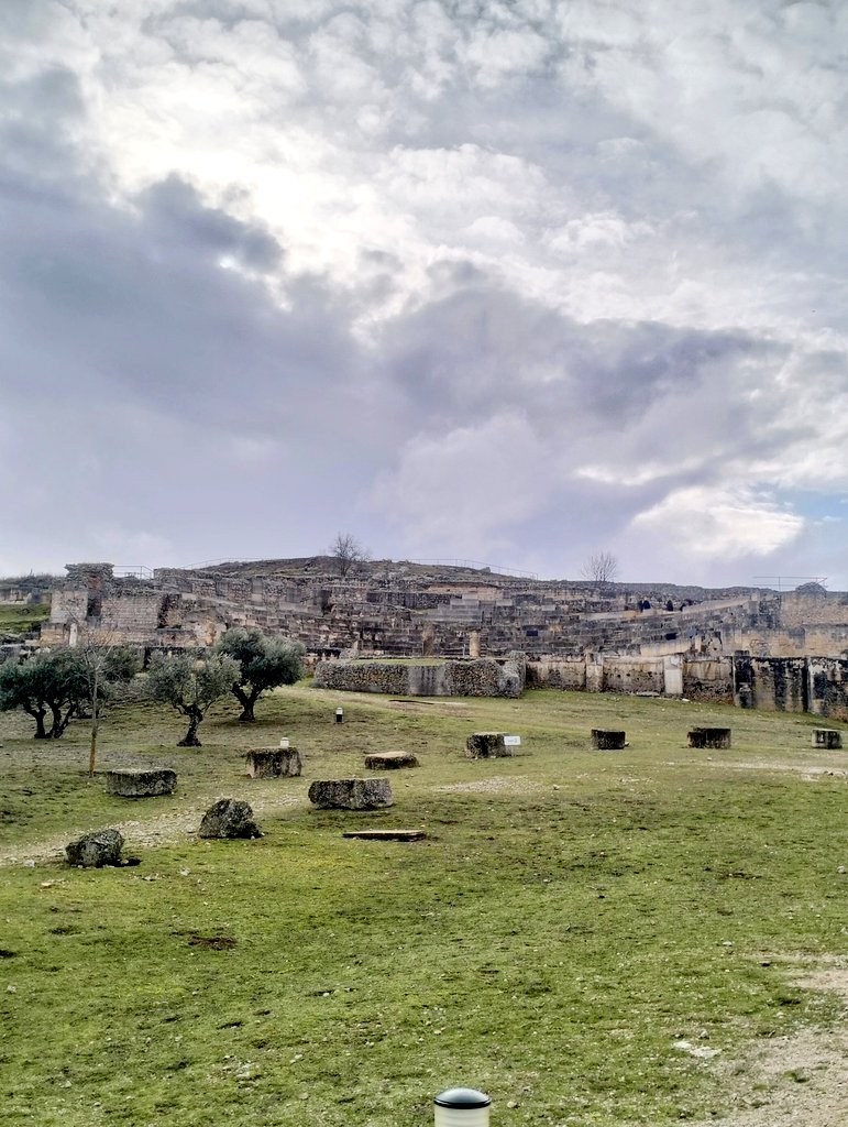 VanesaRegaladoV's tweet photo. El circo de Segóbriga se construyó en el siglo II d.C. en el lugar donde existía un necrópolis. 

Las aras funerarias fueron desmanteladas y la necrópolis oculta bajo la nueva construcción circense.

El 16 de agosto de 2006, en unas excavaciones arqueológicas, se descubrió algo.. https://t.co/a7f3EJTIlb