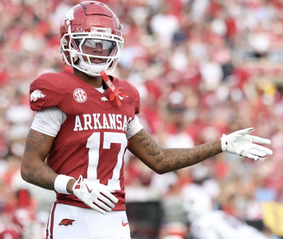 BennyEaste12886's tweet image. After a great conversation with @Coach_Smith10 I am blessed to have a offer from @RazorbackFB ❤️🤍@easter_benny @jarrettbailey12 @SC_BulldogFB @TexasFootwork @MikeRoach247 @SWiltfong_