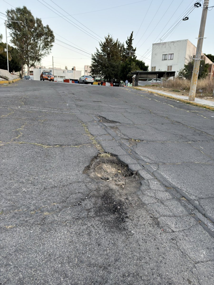VOZ3PMX's tweet photo. Un “ PEQUEÑO” bache sobre la 63 Oriente casi llegando a la Secundaria Técnica 42 En UH LA MARGARITA espero se le dé atención @Segob_Puebla @Hechizero_38 @SSC_Pue @PCGobPue @InfraGobPue https://t.co/T897WlpPKh