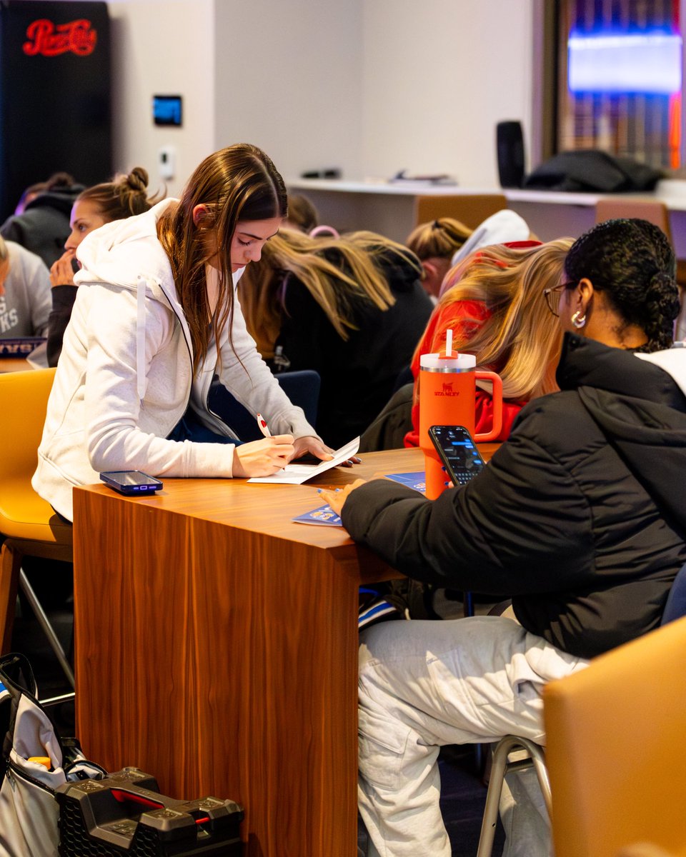 KU LEADS tweet media