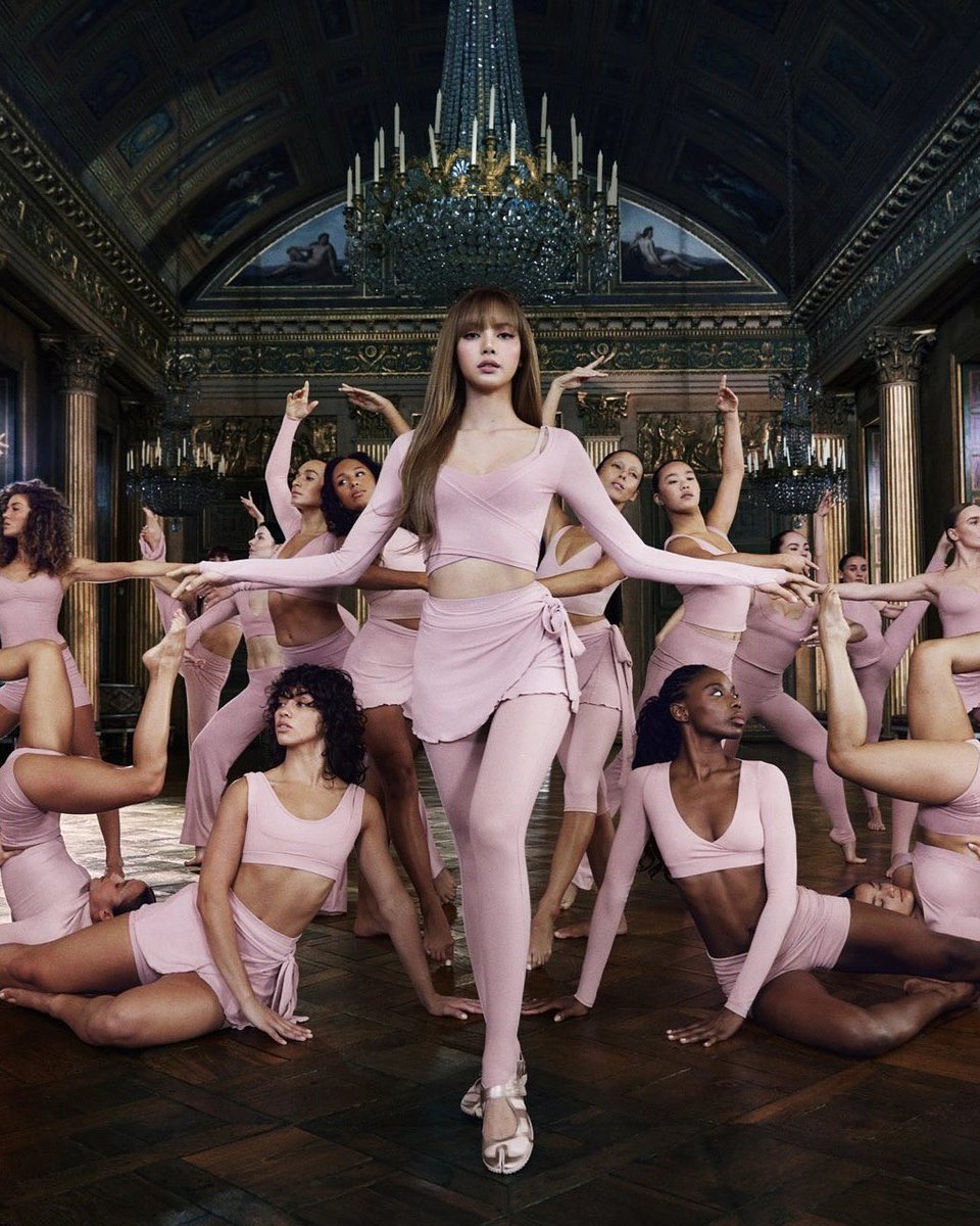 wearebarved's tweet photo. LISA ha sido elegida como la nueva imagen global de la colaboración Nike x SKIMS, la marca de Kim Kardashian. La integrante de BLACKPINK. El lanzamiento oficial de la colección está programado para el 5 de febrero.

#fyp #parati #kimkardashian #lisa #nike https://t.co/BfdkvPlzET