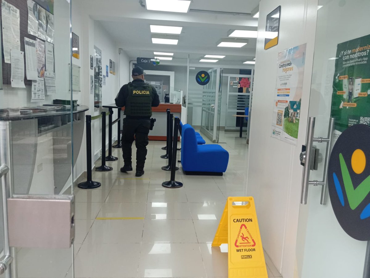 Policiantioquia's tweet image. #Angelópolis | En el marco de la estrategia #JuntosPorAntioquia, nuestros uniformados adelantaron actividades de revista a establecimientos públicos y comerciales, así como controles al ingreso del municipio con solicitud de antecedentes y registro a personas y vehículos,