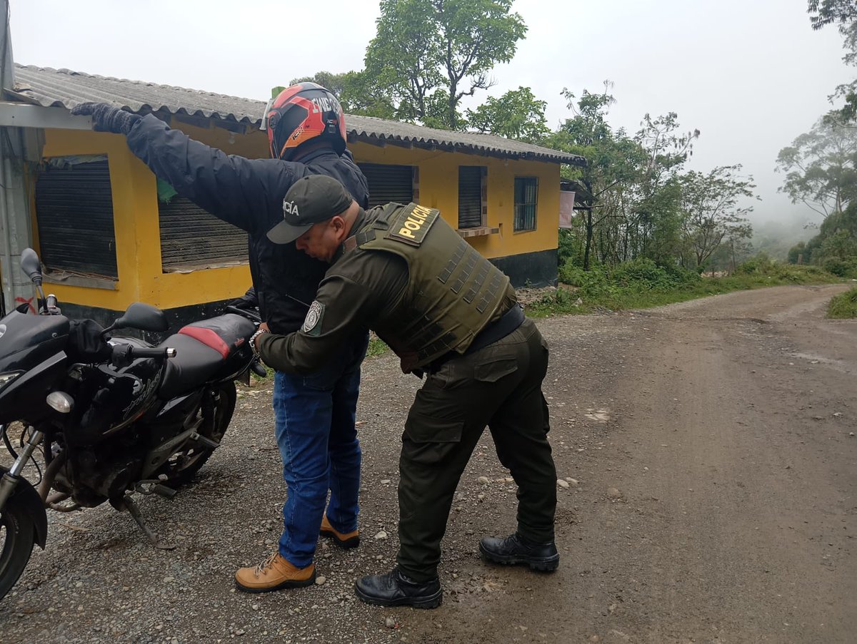 Policiantioquia's tweet image. #Angelópolis | En el marco de la estrategia #JuntosPorAntioquia, nuestros uniformados adelantaron actividades de revista a establecimientos públicos y comerciales, así como controles al ingreso del municipio con solicitud de antecedentes y registro a personas y vehículos,