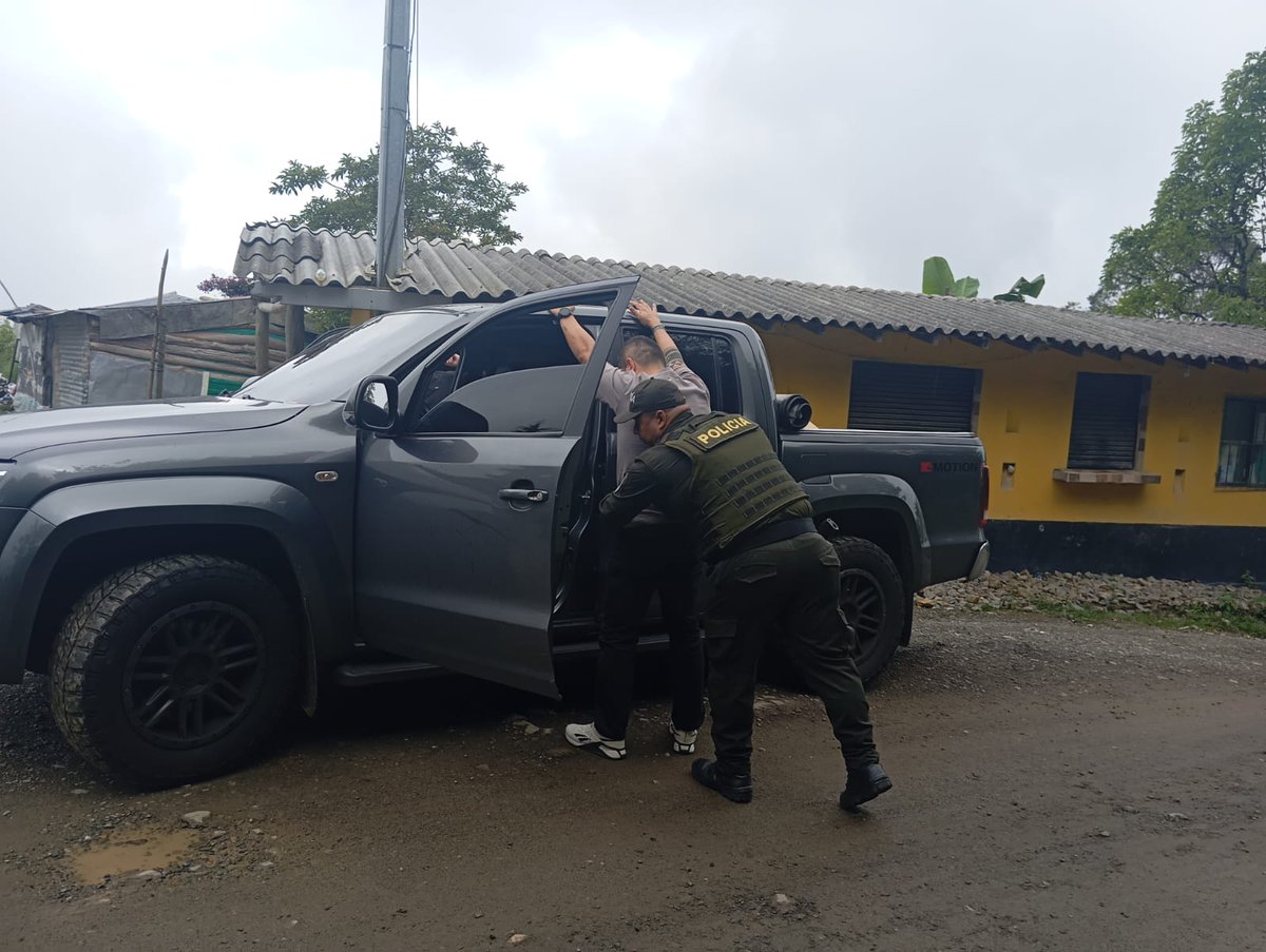 Policiantioquia's tweet image. #Angelópolis | En el marco de la estrategia #JuntosPorAntioquia, nuestros uniformados adelantaron actividades de revista a establecimientos públicos y comerciales, así como controles al ingreso del municipio con solicitud de antecedentes y registro a personas y vehículos,
