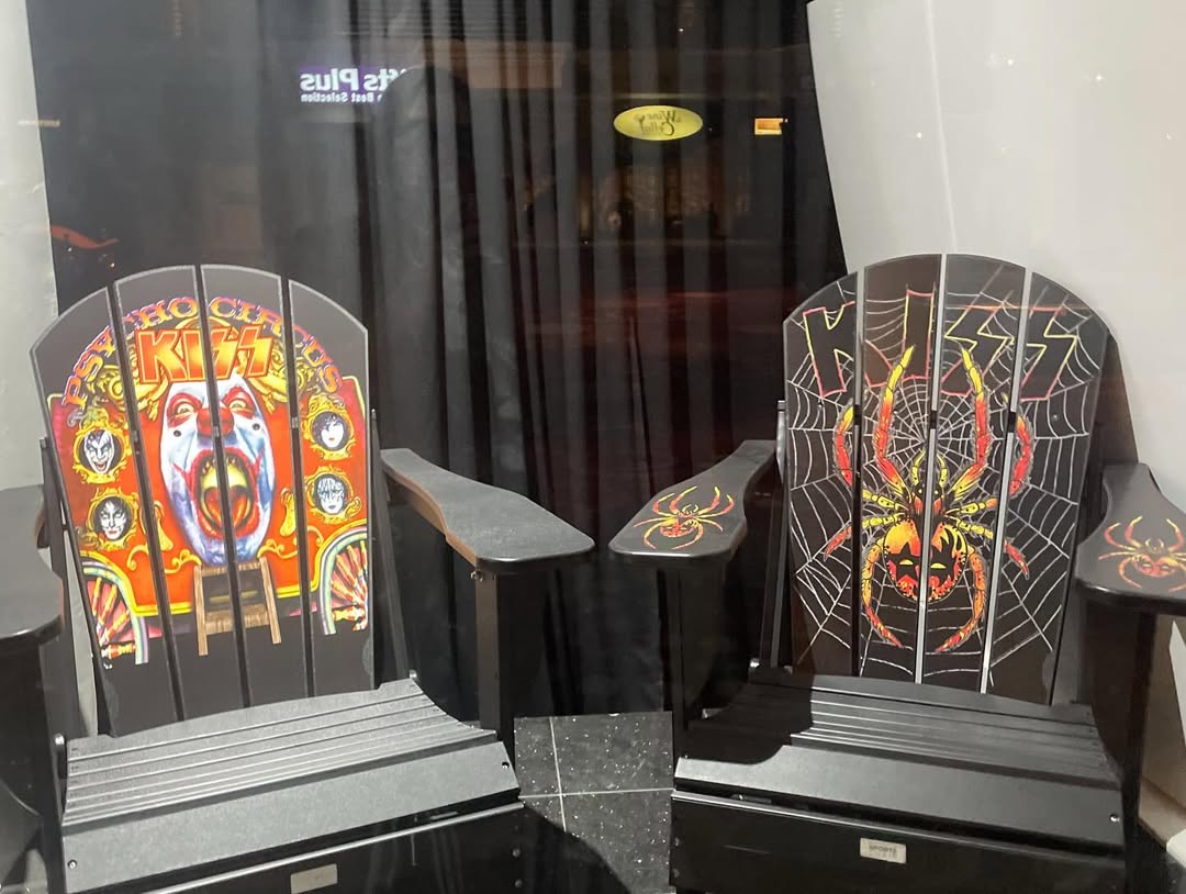 KISSWorldLV's tweet image. Thanks for coming and sharing the fun with us! 🤘⛳

We love seeing everyone enjoy the rock-and-roll vibes at KISS Mini Golf.

📸: derichandvh on IG

#KISSMiniGolf #VegasFun #ThanksForComing #ThingsToDoInVegas