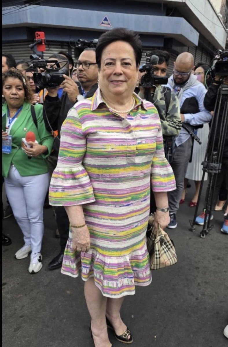 SEÑALAN IRREGULARIDADES EN NOMBRAMIENTO DE EMBAJADORA DE MÉXICO EN HONDURAS

La periodista <a href="/DoliaEstevez/">Dolia Estévez</a> denunció que Martha Susana Peón Sánchez, identificada como “Susi Iruegas” y actual embajadora de México en Honduras, tendría un nombramiento irregular. De acuerdo con lo