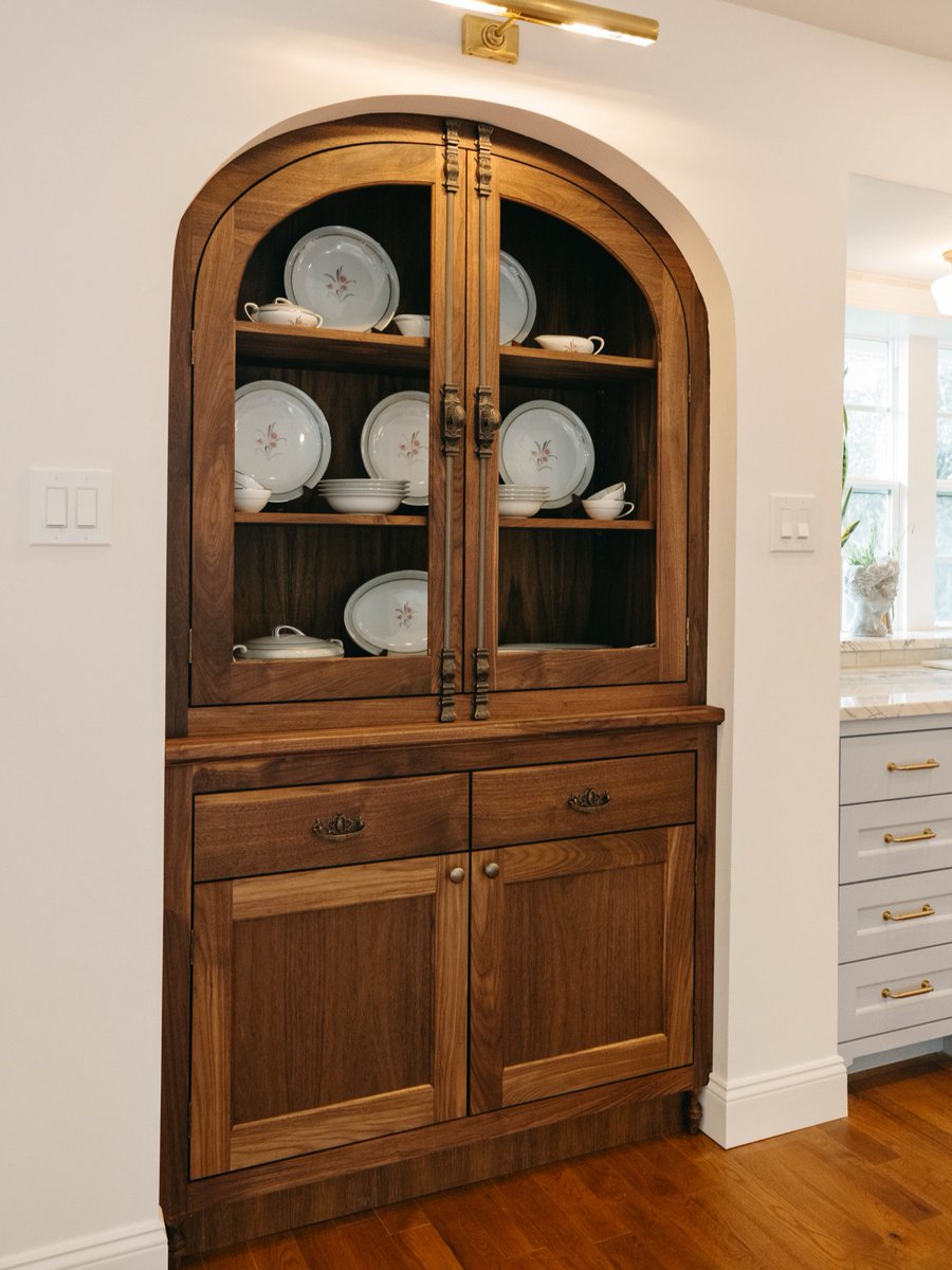 A built-in hutch with a timeless feel. ✨

Revival Design &amp; Build strategically used walnut for this project and finished it with Oil Plus 2C "Pure"! The wood tone adds a beautiful balance to this bright kitchen.

MORE: bit.ly/4rfbJKW

📷: Amy McLaughlin

#rubiomonocoat