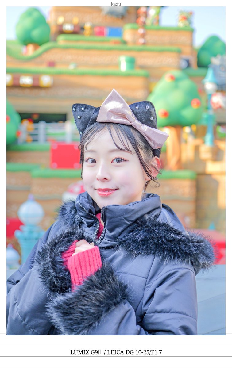 もっちゃん 鮮やかな背景に負け ない、もっちゃんの 輝く笑顔 カラフルな世界観が