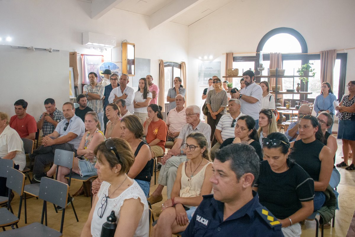 Previo a la inauguración en Cerro Colorado, el intendente <a href="/PajaroEnciso/">Carlos Enciso Christiansen</a> y parte del equipo de gobierno compartieron una linda charla con vecinos de la localidad, en un intercambio directo y positivo.