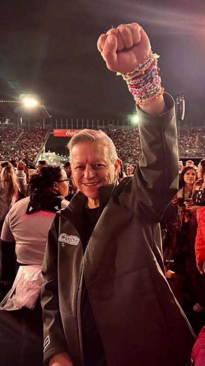 pedroferriz3's tweet image. Entonces @ArturoZaldivarL usó sus “privilegios” para ir a ver a @taylorswift13 

@Claudiashein nos ayudas con una respuesta