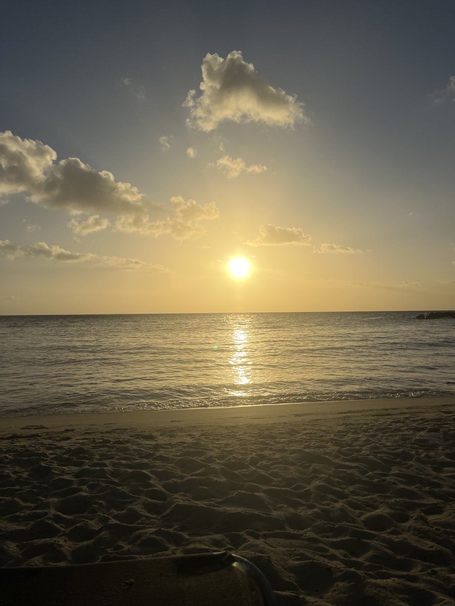 EMutsaars's tweet photo. The beautiful sunset on Curaçao. I wish everyone could see this view. 🏖️🌞 https://t.co/Kdnkr4bRAy