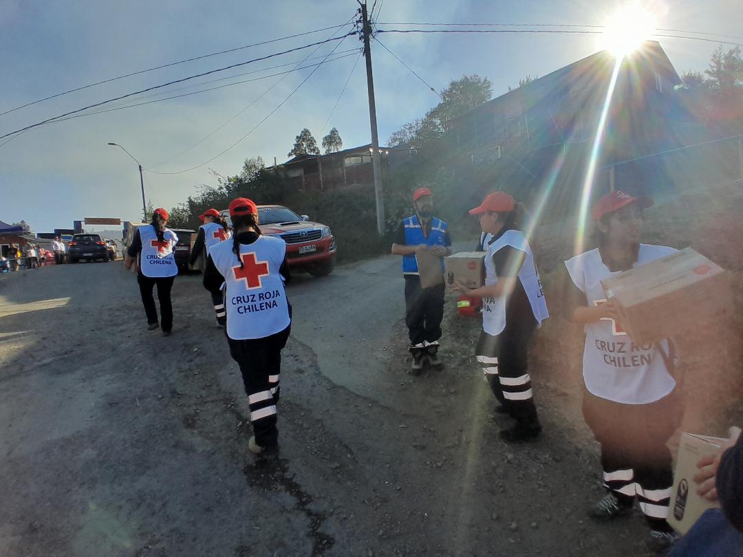 CruzRojaConce's tweet photo. La semana pasada, como Cruz Roja Concepción, funcionamos como Centro de Acopio y nos desplegamos en terreno en El Pino, Palomares y Puente 3, entregando ayuda y brindando primeros auxilios y curaciones a familias afectadas por los incendios forestales. https://t.co/JccHtqSogo