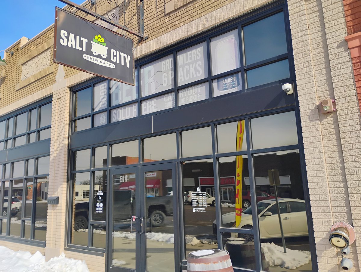 BeerSnobSean's tweet photo. 1st visit @saltcitybeer in Hutchinson, Kansas. Had a pour of their 5.8% Vienna Lager 'State Fair'. Smooth & malty, I love these kind of lagers but a bit too sweet for a Vienna. They were out of stickers 😥. $6.60 plus tip, but just a 14oz pour. #ksbeer #kansasbeer @MikeSlomba https://t.co/2Dvw8LoK8N
