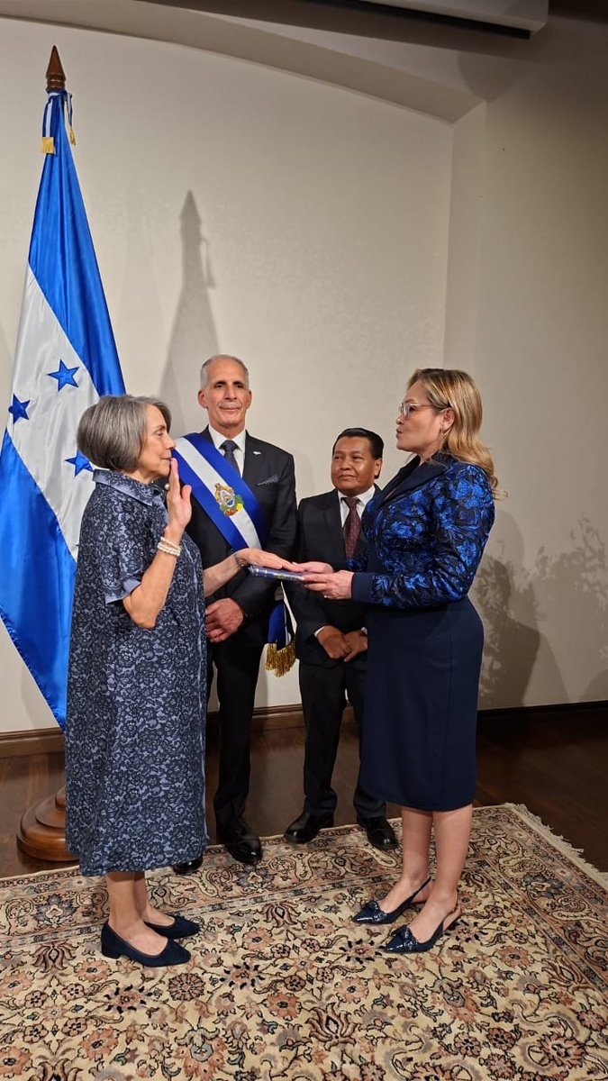Juramentación – Relaciones Exteriores
El presidente Nasry Juan Asfura Zablah juramentó a Mireya Agüero de Corrales como Secretaria de Estado en el Despacho de Relaciones Exteriores y Cooperación Internacional, fortaleciendo la diplomacia y la proyección internacional de Honduras.