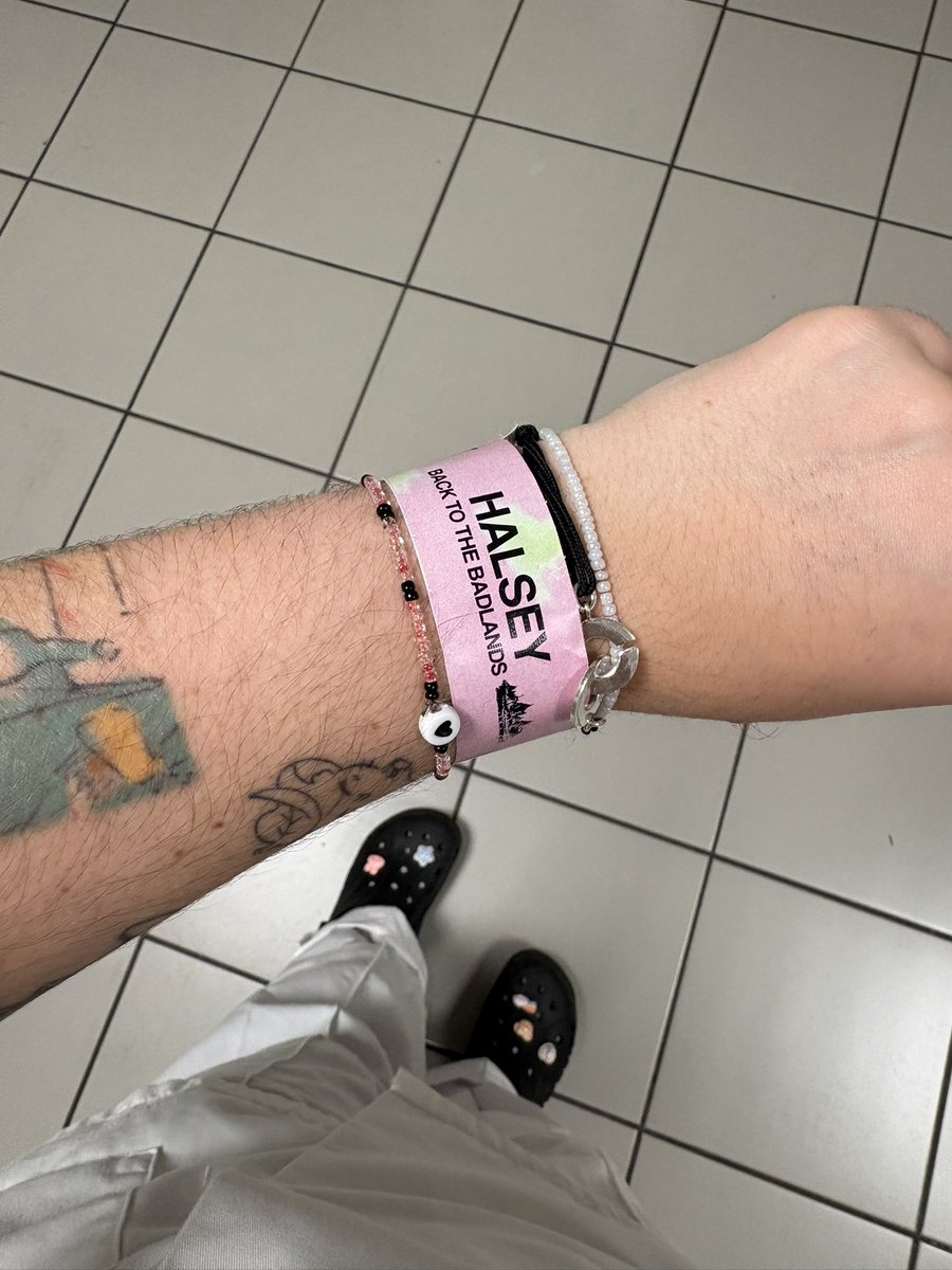 ilo_bee's tweet image. retour au boulot 🥹