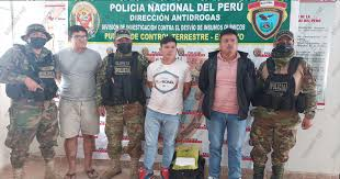 Pedro_vrae's tweet photo. Problemas económicos en la #Dirandro.
Desde el año pasado los efectivos de la Dirandro de las unidades emblemáticas de #Mazamari, #Huallaga, Tingo María, #Huánuco y el #Vraem, viven una odisea, porque la administración de esa unidad especial de la #PNP, no cancela a los proveedores y concesionarios que prestan el servicio de alimentación a cerca de 800 efectivos policiales.
Igualmente, hasta ahora no pueden cancelar las comisiones de los #policías que prestaron seguridad a los trabajadores del #Corah en la erradicación de coca.
De otro lado, estas unidades carecen de vehiculos y armamentos actualizados. Lo único que cuentan son los fusiles G3, que data de la Segunda Guerra Mundial. Al mismo tiempo, denuncian que con esos armamentos obsoletos les obligan a realizar operativos, cuando la #criminalidad cuenta con tecnología de punta y armas modernas.
También denuncian que sin que les hayan cancelado los #viáticos, algunos afectivos vienen siendo cambiados a otras unidades; lo que constituye abuso de autoridad.