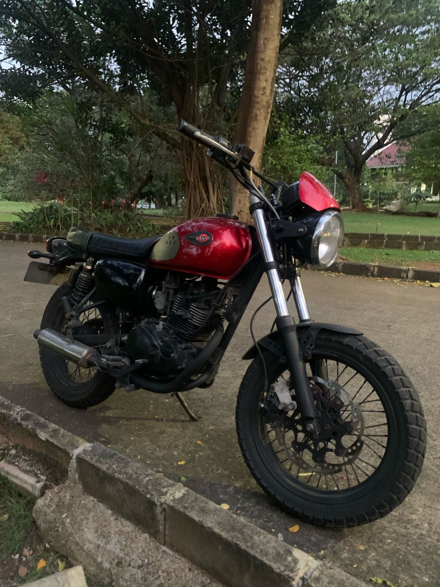fluvlleg's tweet photo. In another life, motor dan mobil merah ini nggak harus pergi karena kebutuhan.
Jaga baik-baik ya owner baru https://t.co/X20z6h8gTB