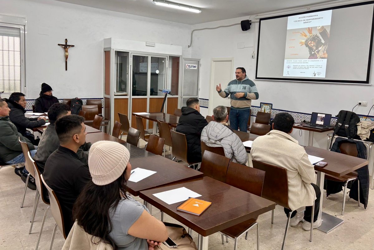 En el marco de la Santa Misión en las parroquias de Tres Barrios han dado comienzo las sesiones de los cursos de formación de adultos para la inserción sociolaboral del ejercicio 2025/2026, organizados por el grupo de Cirineos de la Bolsa de Caridad de la Hermandad del Gran Poder